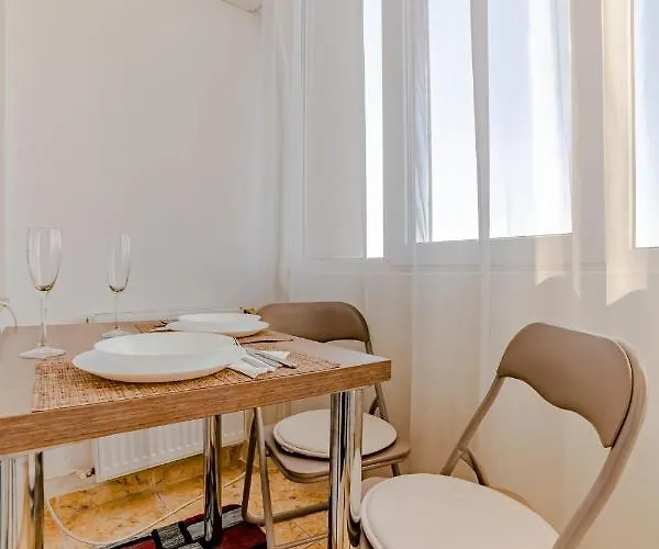 Coresi Mall アパート *